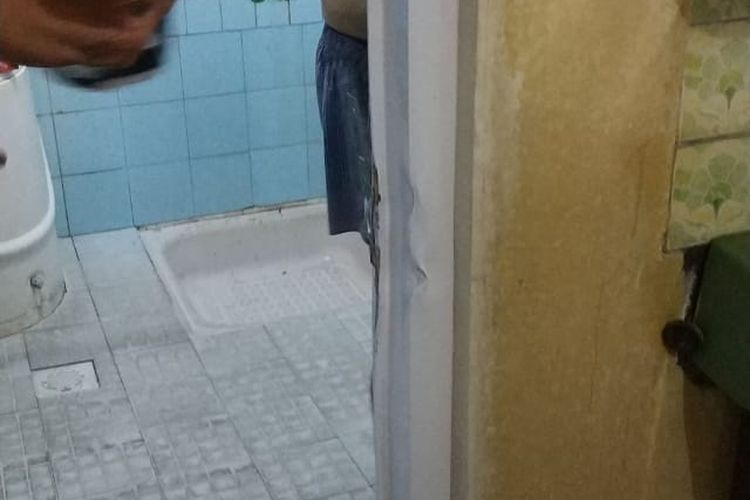 Pria terjebak dalam kamar mandi rumahnya, Jumat (28