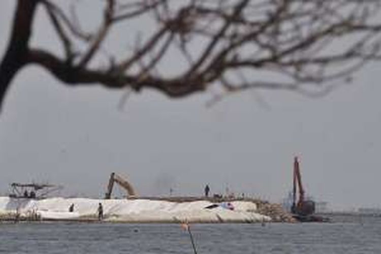 Alat berat digunakan untuk menyelesaikan proyek reklamasi kawasan pantai utara Jakarta di kawasan Ancol, Jakarta Utara, Kamis (22/10/2015). 