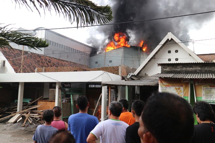 Suasana kebakaran gudang toko mainan di Jombang, Jawa Timur, tampak dari sisi utara gudang. Gudang berisi mainan anak-anak dengan material plastik tersebut terbakar pada Jumat (10/1/2020) siang.