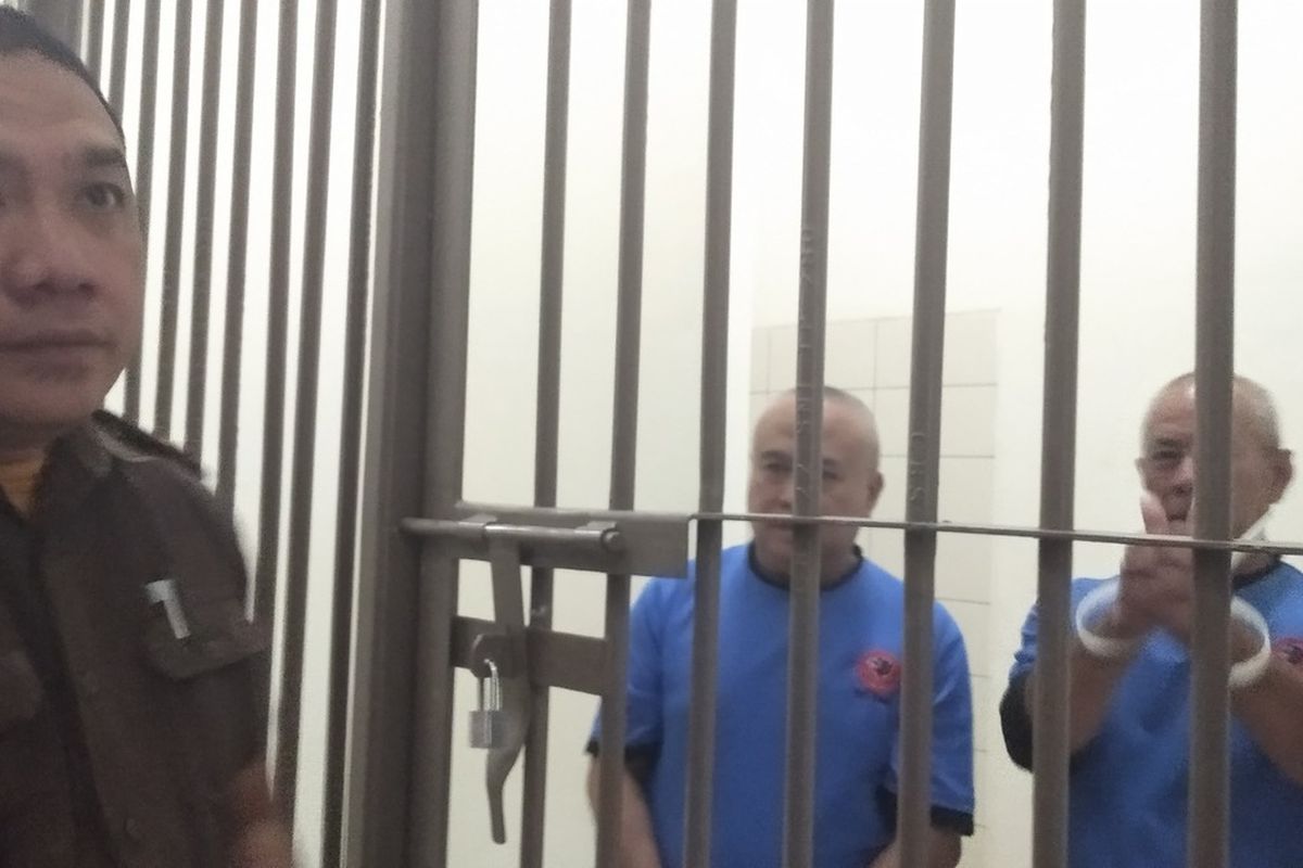 Dua orang tersangka pemalsuan surat dan akta tanah Dago Elos yakni Heri Hermawan Muller dan Dodi Rustandi Muller saat diserahkan Polda Jabar ke Kejati Jabar, Senin (22/7/2024)