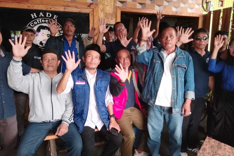 Pengurus DPD Partai Nasdem Sumedang saat melakukan konsolidasi di salah satu cafe kopi di Sumedang, Sabtu (15/6/2024) pagi. 