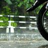 Lupa Jalan Pulang, Lansia Nyasar hingga Bawa Sepeda Motor Masuk Tol di Kebon Jeruk
