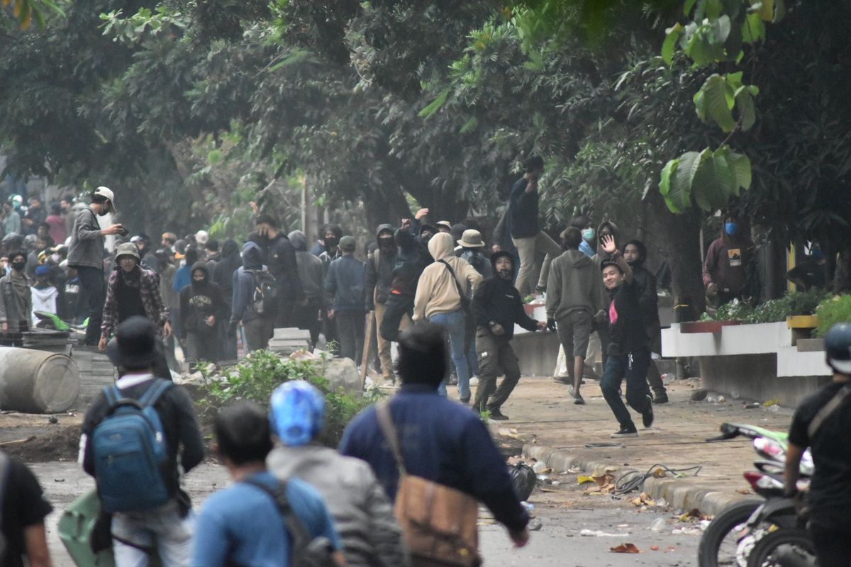 Tampak massa aksi melakukan pelemparan batu terhadap para petugas saat pengawalan Demo Tolak UU Omnisbuslaw Cipta Kerja di Gedung DPRD, Kamis (8/10/2020), hal tersebut mengakibatkan kericuhan dan kerusakan sejumlah fasilitas umum di sekitar lokasi demo.