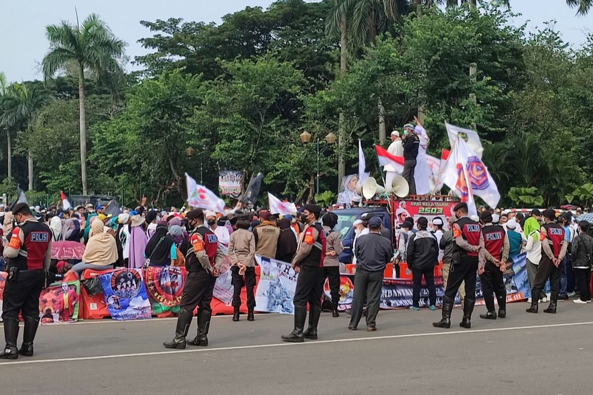 Persaudaraan Alumni (PA) 212 menggelar demonstrasi di sekitar Monas, Jalan Medan Merdeka Selatan, Jakarta Pusat pada Jumat (25/3/2022) siang. 