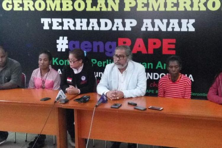 Ketua Komisi Nasional Perlindungan Anak (Komnas PA) Arist Merdeka Sirait bersama orangtua korban dalam konfrensi pers pengungkapan dugaan prkatik eksploitasi anak-anak dari sebuah rumah penampungan illegal di Jalan Intisari Raya, Kalisari, Pasar Rebo, Jakarta Timur. Konfrensi pers digelar di kantor Komnas PA, Pasar Rebo, Jakarta Timut, Minggu (19/2/2017).