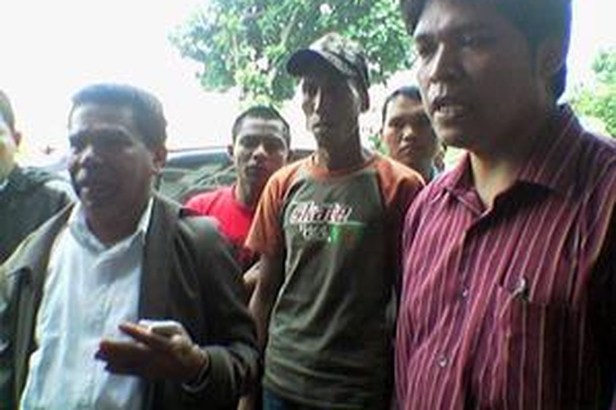 Salah seorang anggota tim pembela mahasiswa Kampus Setia Robert B Keytimu (paling kiri) mendampingi dua orang perwakilan mahasiswa dan staf pengajar kampus selesai melapor ke Sentra Pelayanan Kepolisian Polda Metrojaya, Jakarta, Senin (28/7).