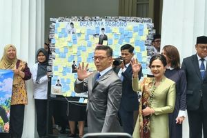 Tepuk Tangan dan Lagu Sheila On 7 Lepas Langkah Sugiono Tinggalkan Kemlu
