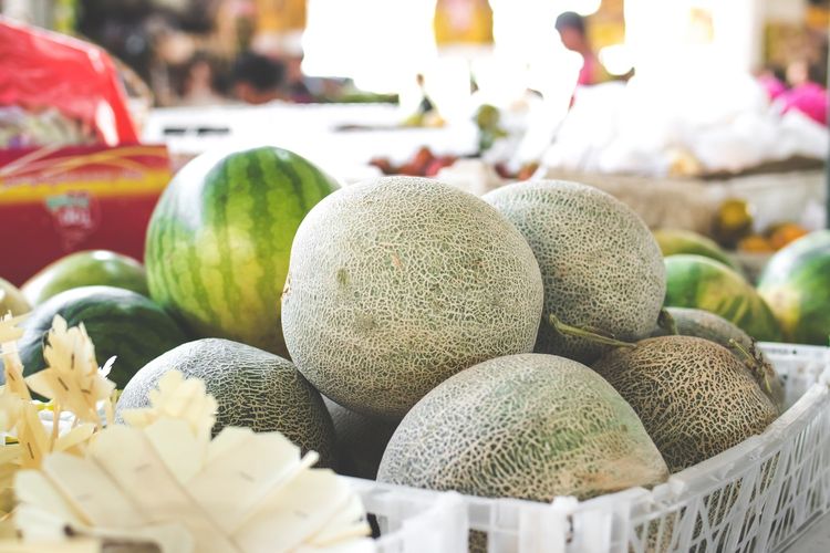 Udara dingin bisa memecah antioksidan halus dari buah melon dan semangka. Untuk itu, melon dan semangka utuh termasuk buah yang tidak perlu disimpan di kulkas.