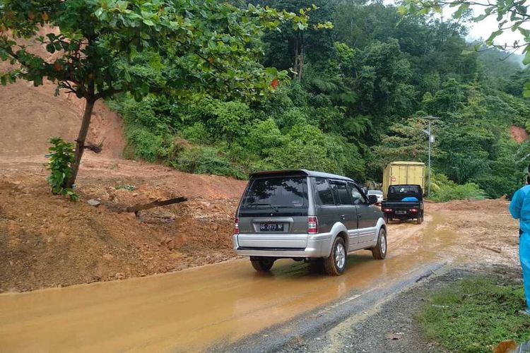 Setelah sempat putus selama 5 jam, akses jalan Padang-Painan kembali lancar, Kamis (10/9/2020)