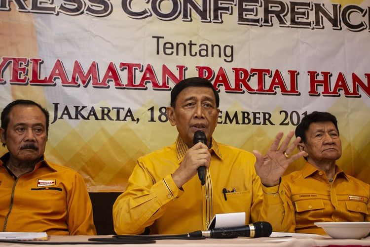 Ketua Dewan Pembina Partai Hanura Wiranto (tengah) didampingi Ketua Dewan Penasihat Subagyo HS (kiri) dan Ketua Dewan Kehormatan Chairuddin Ismail (kanan) saat menyampaikan keterangan pers di Jakarta, Rabu (18/12/2019). Wiranto memutuskan mundur dari struktur kepengurusan partai karena ingin fokus pada tugas barunya sebagai Ketua Wantimpres Presiden Joko Widodo periode 2019-2024. ANTARA FOTO/Dhemas Reviyanto/nz *** Local Caption *** 
