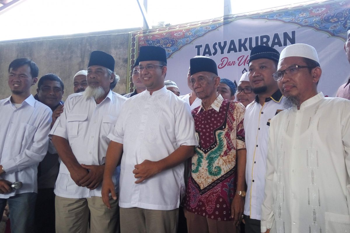 Calon gubernur DKI Jakarta, Anies Baswedan saat di kawasan Kalisari, Pasar Rebo, Jakarta Timur, Sabtu (29/4/2017).