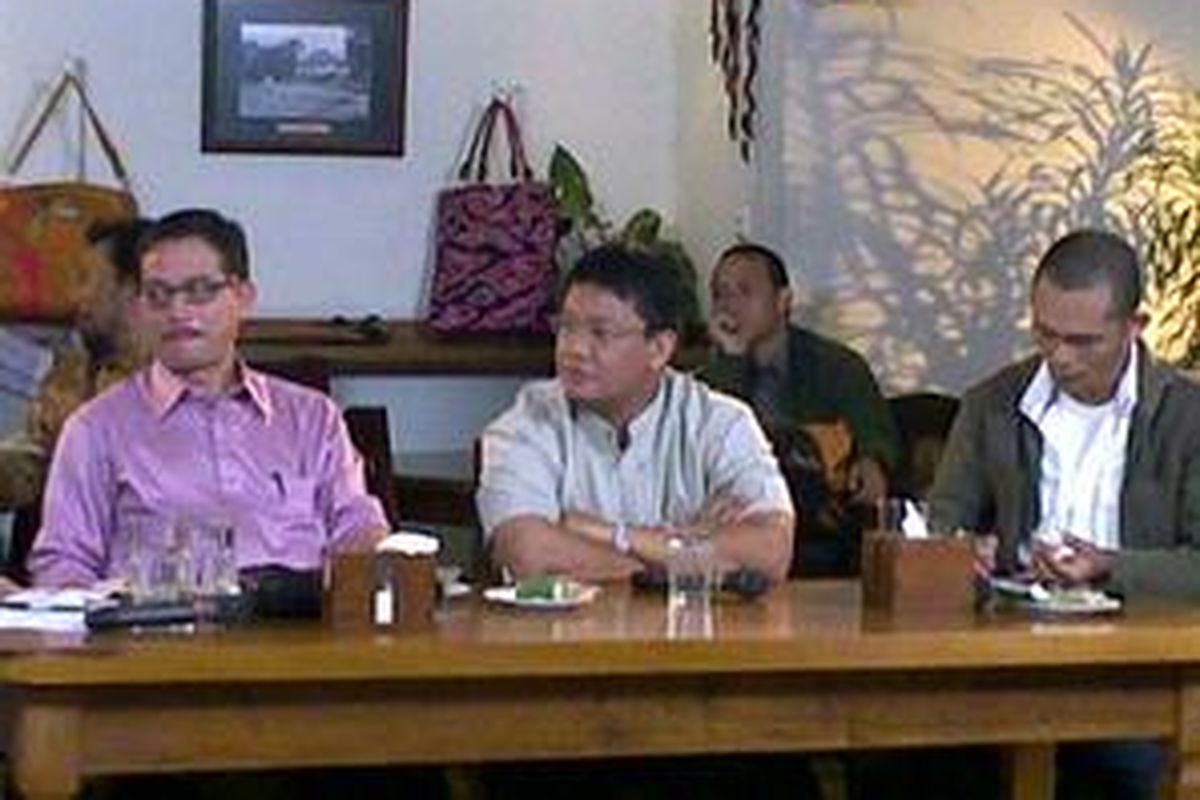 Ferry Mursyidan Baldan, Irman Putra Sidin dan Boni Hargens dalam diskusi mingguan, di Warung Daun, Jakarta Selatan, Sabtu (21/2)