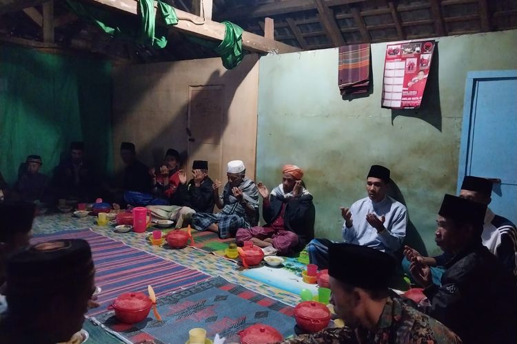 Tradisi Kena Dila Saat berbuka puasa di Desa Tepal, Sumbawa 