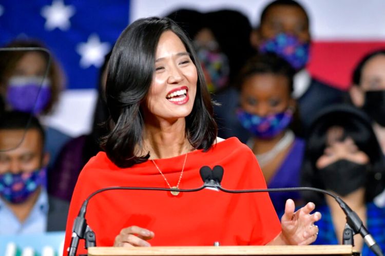 Michelle Wu berbicara kepada para pendukung di pesta malam pemilihannya, di Boston, 2 November 2021.