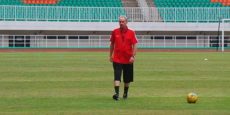 Pelatih tim nasional Indonesia, Alfred Riedl, saat memimpin latihan tim di Stadion Pakansari, Cibinong. 