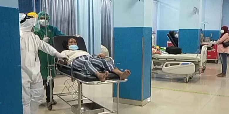 Pasien Covid-19 di IGD RS Abdul Moeloek (RSAM) Lampung membludak pada Rabu (7/7/2021). Sebanyak 162 pasien dari kabupaten datang ke RSAM dalam waktu hampir bersamaan kurang dari enam jam sejak siang. 