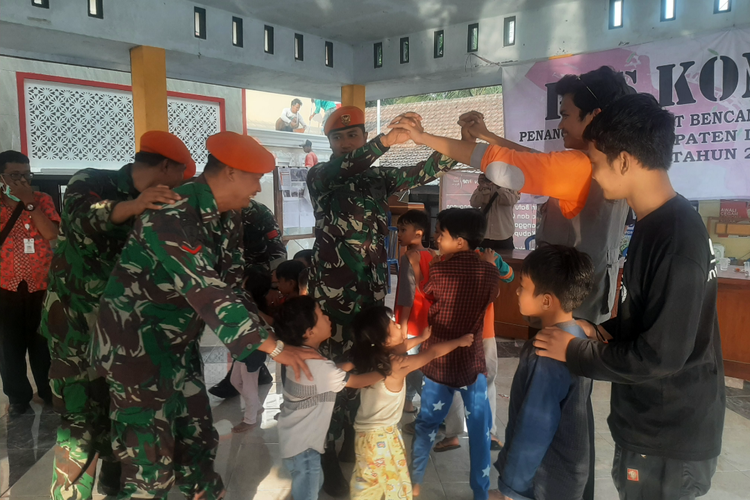 Suasana ceria pengungsi cilik Semeru bermain bersama tentara dan relawan, Kamis (8/12/2022)