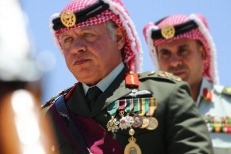Raja Abdullah II menghadiri sebuah seremoni militer di Jordania.
