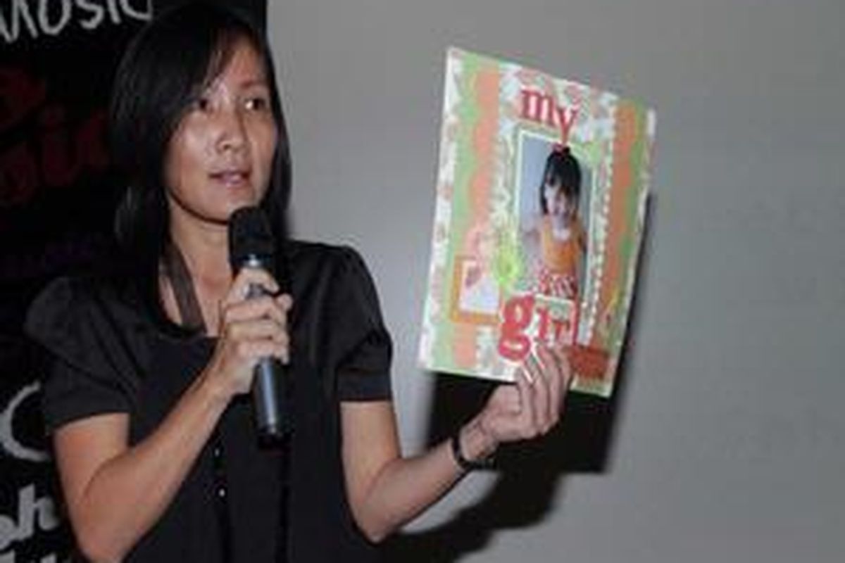 Ina Himawan memulai scrapbooking dua tahun lalu dengan nama Scrapking dan berganti menjadi My Scrapbook Ideas sejak 1 September 2009. 