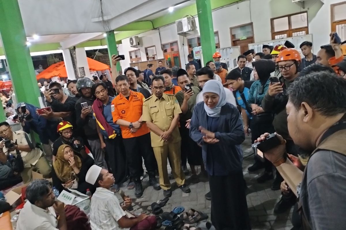 Gubernur Jatim Khofifah Indar Parawansa korban reruntuhan bangunan Ponpes Al-Khoziny Sidoarjo, Selasa (30/9/2025)