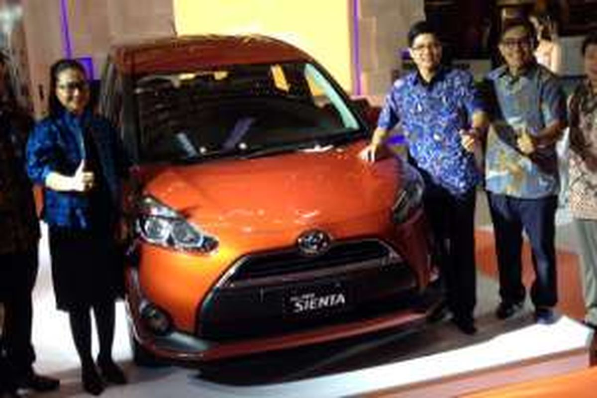 Toyota mulai meluncurkan model andalannya Sienta ke kota-kota besar Indonesia.