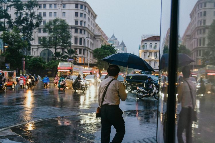 Suara hujan dipercaya bisa menenangkan pikiran dan meredakan stres. Benarkah demikian? Simak penjelasan ahli soal manfaat suara hujan bagi mental.