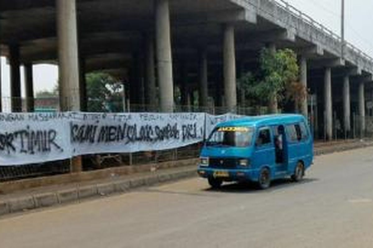  Sejumlah anggota organisasi massa yang mengatasnamakan warga Bogor Timur kembali tidak memperbolehkan truk sampah milik Pemprov DKI Jakarta yang akan menuju TPST Bantargerbang, Kota Bekasi, melintas di wilayah mereka, seperti di simpang jembatan layang Cileungsi, Kabupaten Bogor, Selasa (3/11). Aksi ini kelanjutan aksi serupa Senin lalu. 