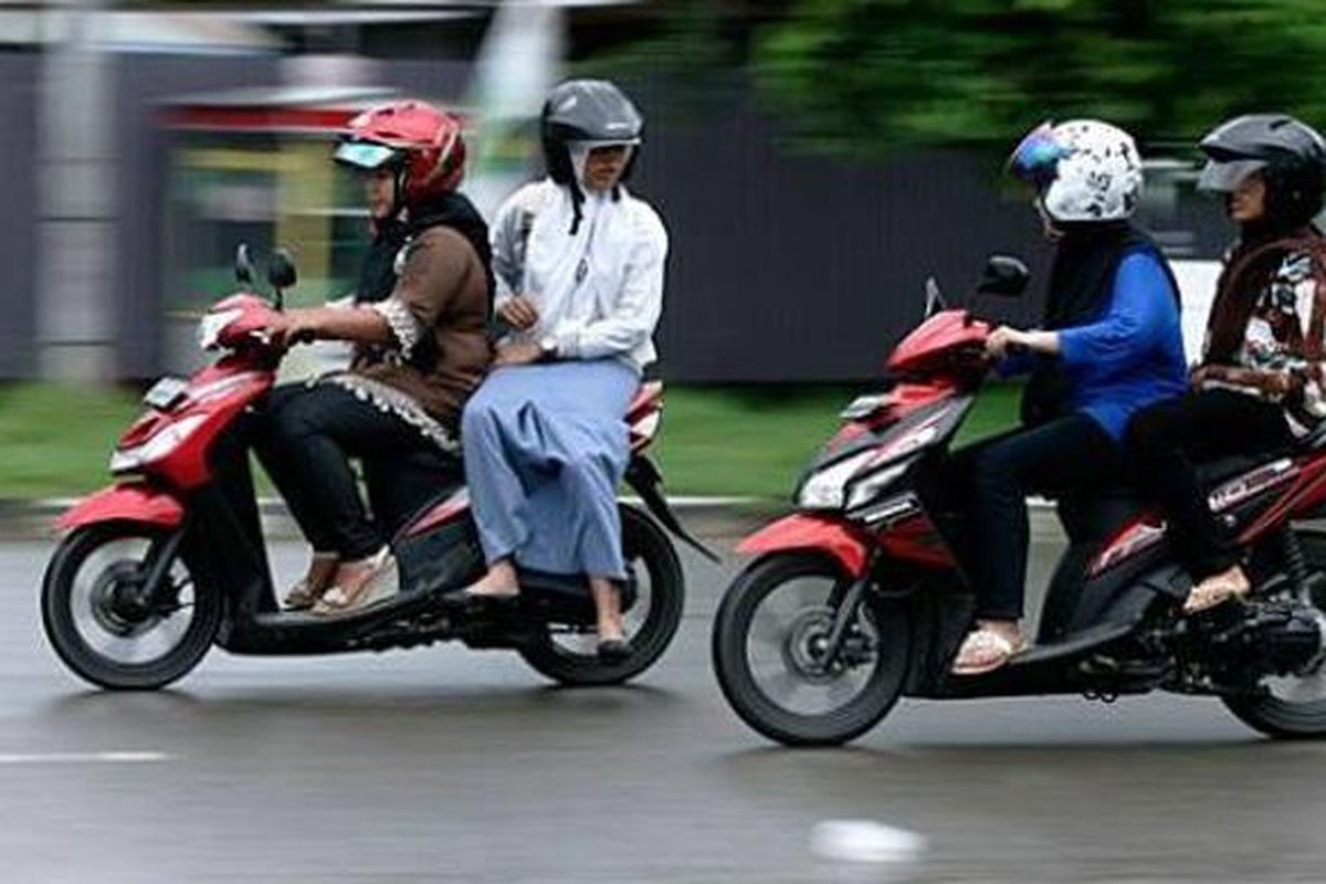 Polisi ingatkan etika saat naik motor.