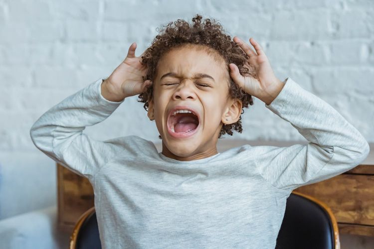 Ilustrasi anak saat tantrum. Pengidap Peter Pan Syndrome menunjukkan serangkaian perilaku sosial, ideologi, dan sifat yang dianggap belum dewasa. Pemicunya meliputi pola asuh di masa kanak-kanak.