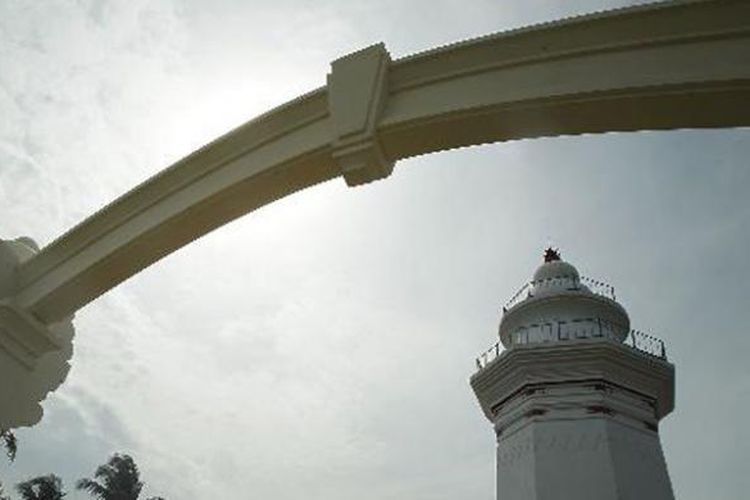 Gerbang dan menara Masjid Agung Banten Lama di Kaseman, Serang, Banten, Minggu (25/12/2011). Peziarah yang datang usai sholat biasanya melanjutkan berdoa di makam Sultan Maulana Hasanudin yang berada satu kompleks di kawasan tersebut. Masjid Agung Banten didirikan pada masa pemerintahan Sultan Maulana Hasanudin dan putranya, Sultan Maulana Yusuf, pada tahun 1566.