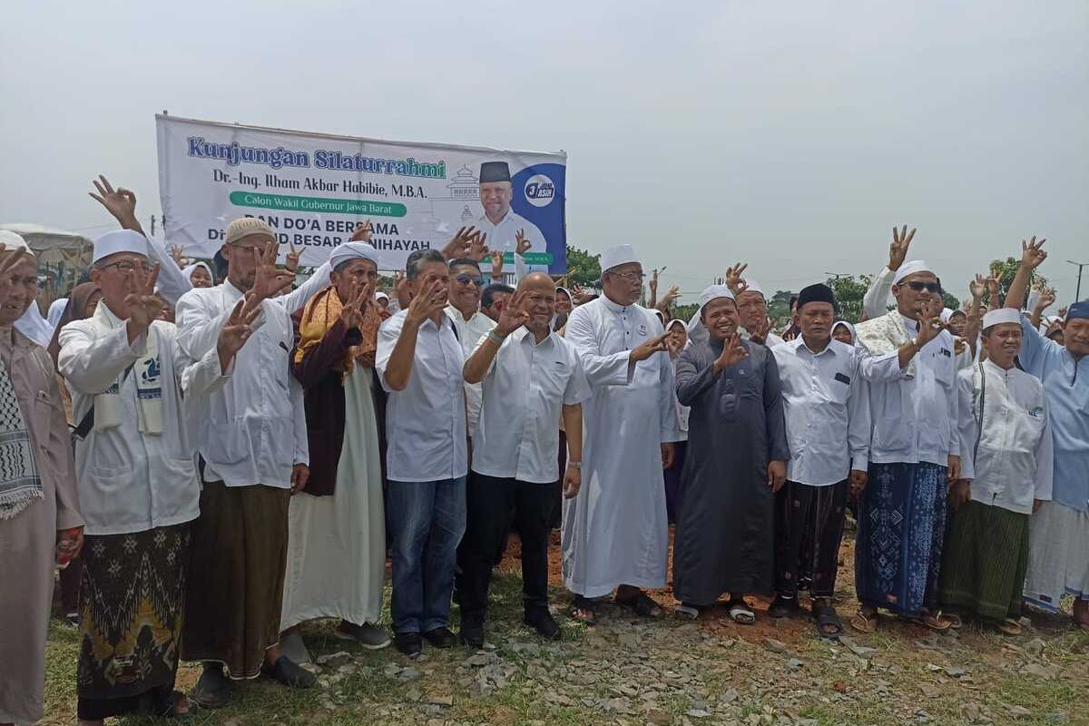 Calon wakil gubernur Jawa Barat nomor urut 3 Ilham Habibie saat mengunjungi Ponpes Annihayah, Rawamerta, Karawang, Jawa Barat, Jumat (1/11/2024).