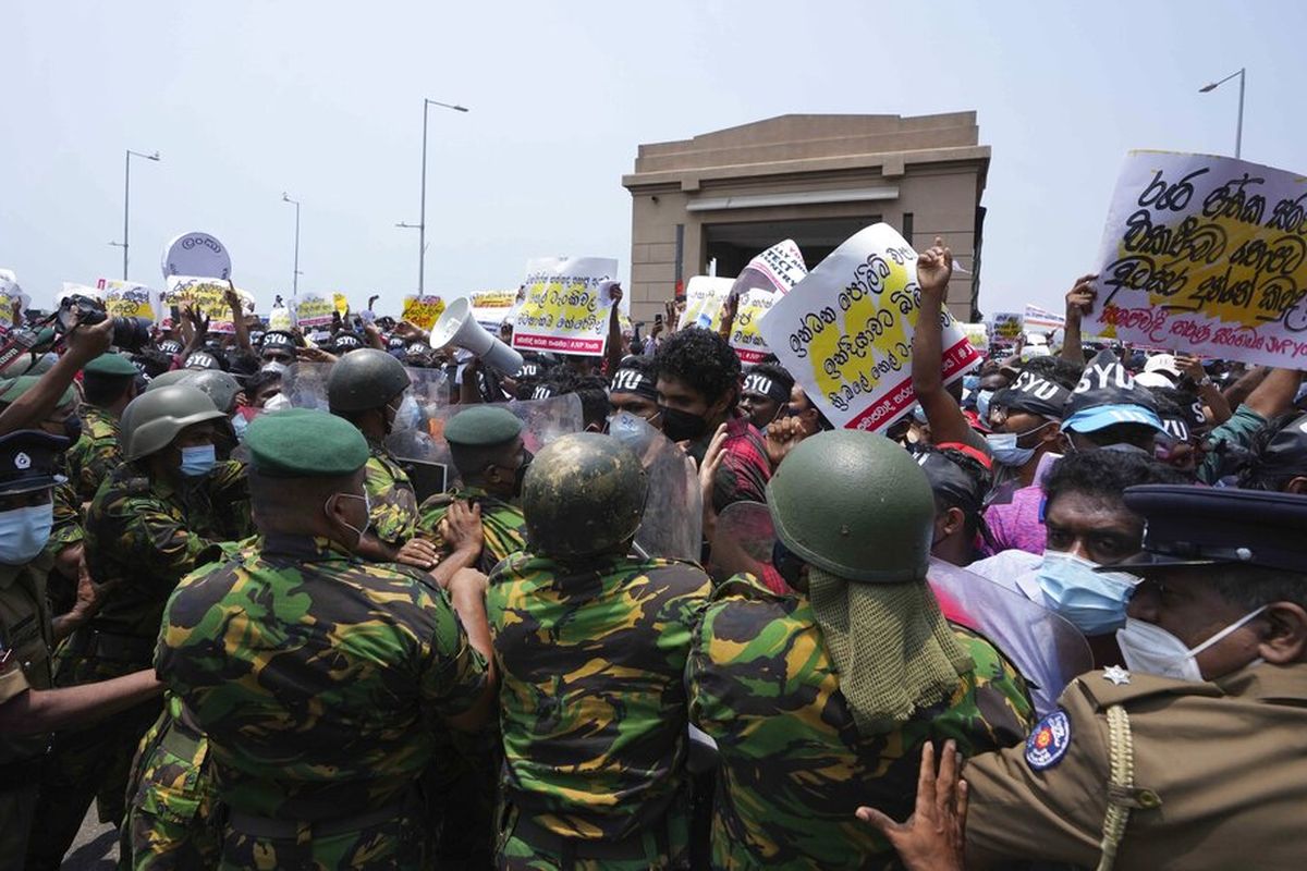 Anggota Persatuan Pemuda Sosialis bentrok dengan polisi ketika mereka berusaha memasuki kantor presiden selama protes terhadap krisis ekonomi terburuk yang pernah terjadi di Kolombo, Sri Lanka, Jumat, 18 Maret 2022. 