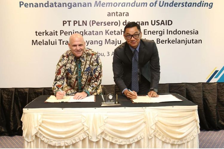 Direktur Misi USAID Indonesia Jeff Cohen (kiri) dan Direktur Utama PT PLN (Persero) Darmawan Prasodjo  (kanan) menandatangani nota kesepahaman (MoU) guna mempercepat transisi Indonesia menuju sektor energi yang lebih bersih dan berkelanjutan.