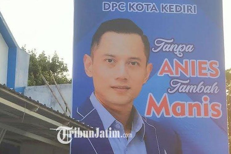 Kantor DPC Partai Demokrat Kota Kediri memasang baliho besar dengan gambar Agus Harimurti Yudhoyono (AHY) dengan tulisan 'Tanpa Anies Tambah Manis', Jumat (1/9/2023). 
