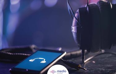 Mixer dan Audio Interface adalah dua alat yang biasanya digunakan untuk memproduksi podcast.