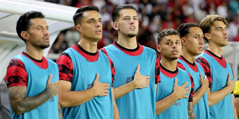 Pemain timnas Indonesia Dean James (tiga dari kiri) yang saat ini bermain di Liga Belanda, Eredivisie, Go Ahead Eagles.