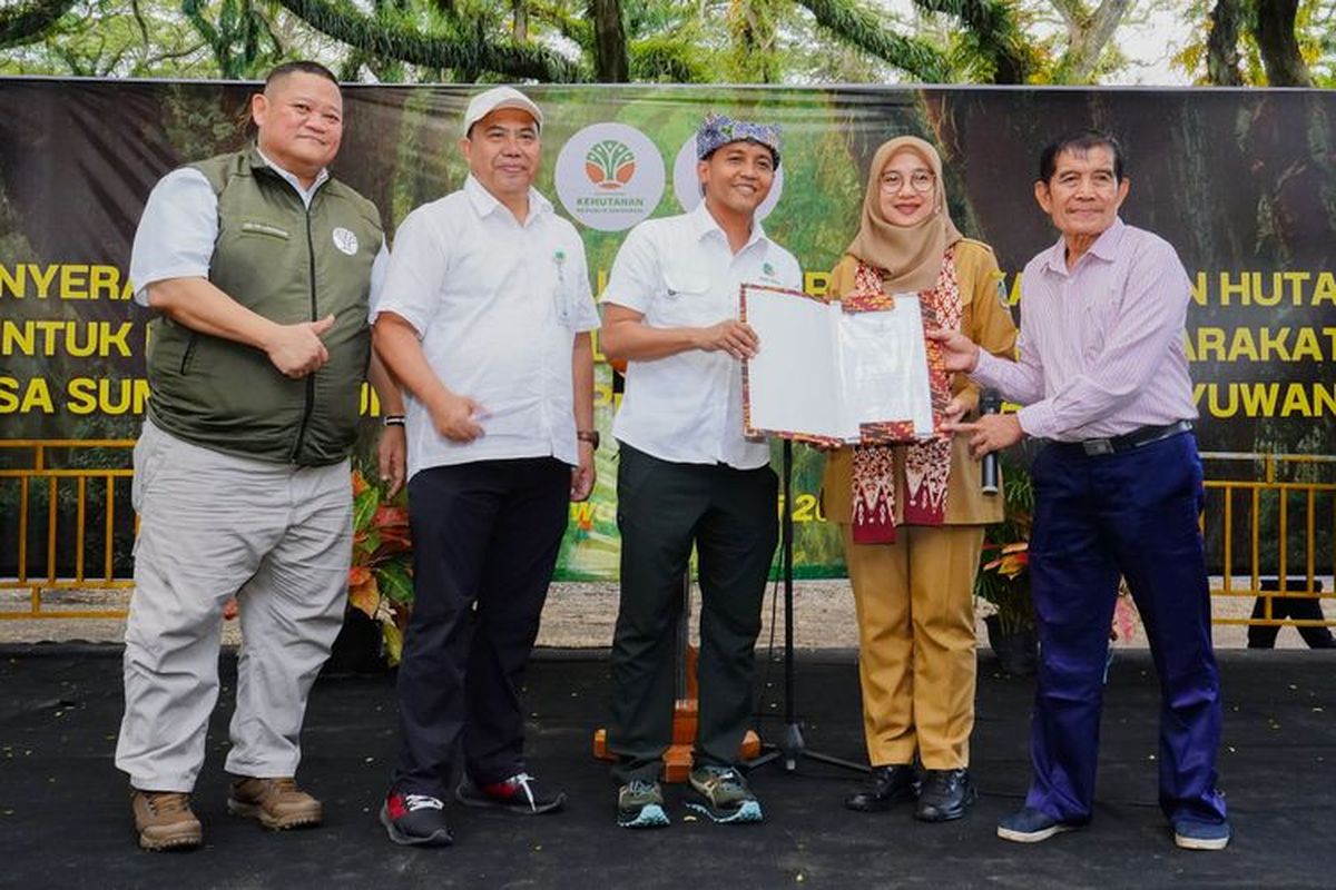 Menhut, Raja Juli Antoni, menyerahkan SK terkait penggunaan hutan produksi untuk permukiman dan pertanian di Banyuwangi. 