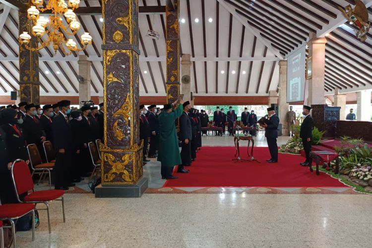 Bupati Malang, HM Sanusi saat mengkukuhkan 347 kepala sekolah di lingkungan sekolah Kabupaten Malang, Rabu (13/7/2022).
