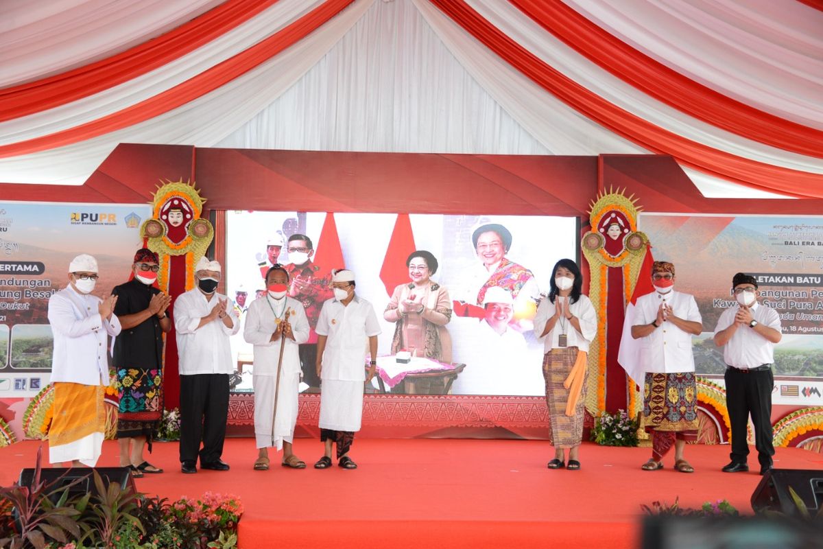 Groundbreaking penataan kawasan suci Pura Agung Besakih di Provinsi Bali.