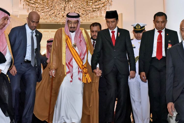 Presiden Joko Widodo dan Raja Arab Saudi Salman bin Abdulazis al-Saud menuruni tangga di Istana Kepresidenan Bogor, Jawa Barat, Rabu (1/3/2017). Presiden Jokowi menghantarkan kepergian Raja Salman dari Istana Bogor.
