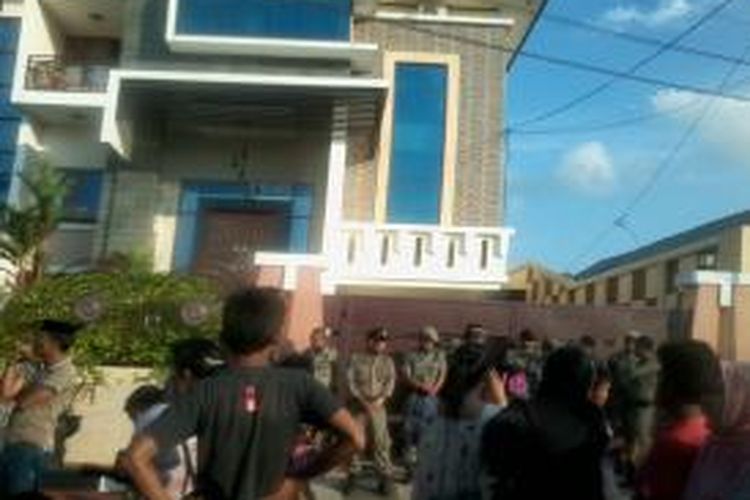Sejumlah aaparat satuan polisi pamong praja menghalau dan menghadang puluhan pedagang kaki lima yang nekat menyerang rumah mewah milik wakil bupati Bone, Sulawesi Selatan setelah lapak dagangan mereka digusur. Sabtu, (28/06/2014).