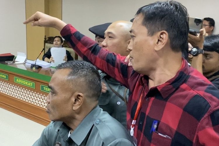 Sidang Pembunuhan Satu Keluarga di Indramayu Ricuh, Eks Advokat Sebut Ririn Pembohong