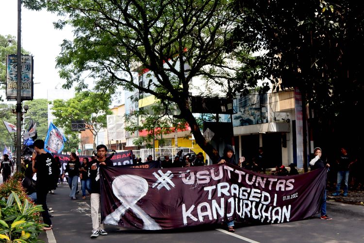 Suporter Arema, Aremania dan masyarakat melakukan aksi damai terkait Tragedi Kanjuruhan untuk menuntut keadilan yang dilaksanakan di sejumlah titik Kota Malang, Minggu (04/12/2022) siang.