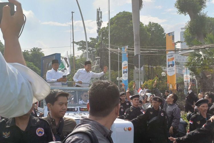 Pasangan bakal calon presiden dan wakil presiden Koalisi Perubahan Anies Baswedan dan Muhaimin Iskandar (Cak Imin) bertolak ke Kantor Komisi Pemilihan Umum (KPU) menggunakan Land Rover, Kamis (19/10/2023).