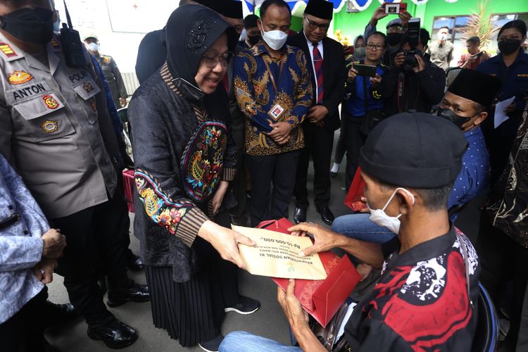 Menteri Sosial (Mensos) Tri Rismaharini menyerahkan santunan korban Kanjuruhan kepada ahli waris tragedi Kanjuruhan di Malang, Jawa Timur, Jumat (28/10/2022). 