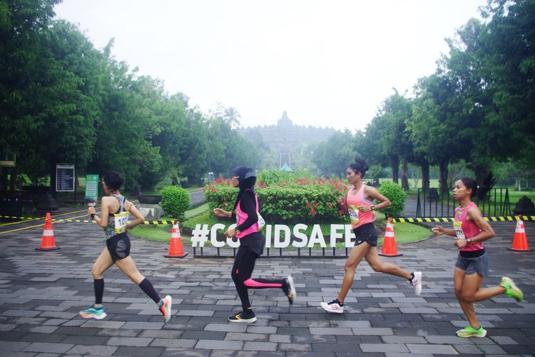 Peserta lari putri Elite Race Borobudur Marathon 2020 melintasi rute di kawasan Candi Borobudur, Minggu (15/11/2020) pagi WIB.