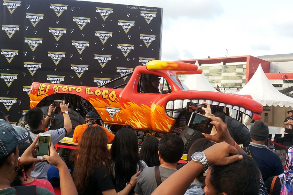 Antusiasme pengunjung IIMS menyaksikan dari dekat deru mesin El Toro Loco pada penyelenggaraan hari keempat, Minggu (22/4/2018)