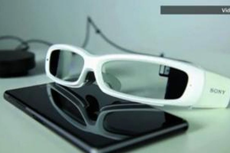 Prototype perangkat kacamata pintar SmartEyeglass dari Sony