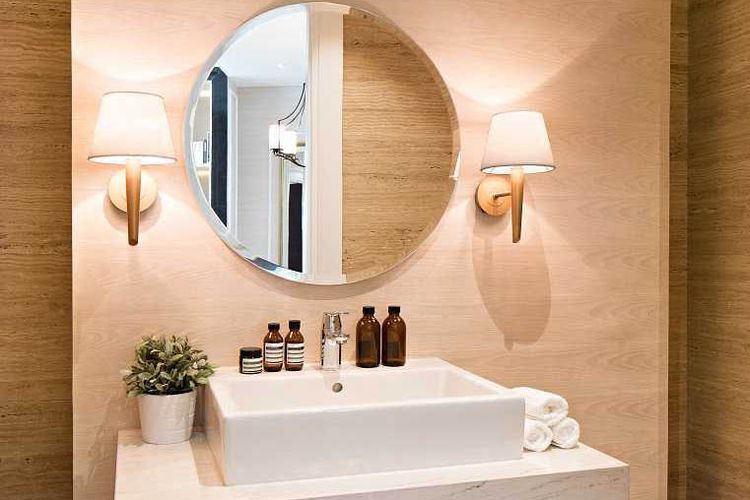 Pencahayaan tambahan sekaligus dekorasi di kamar mandi karya HelloEmbryo 