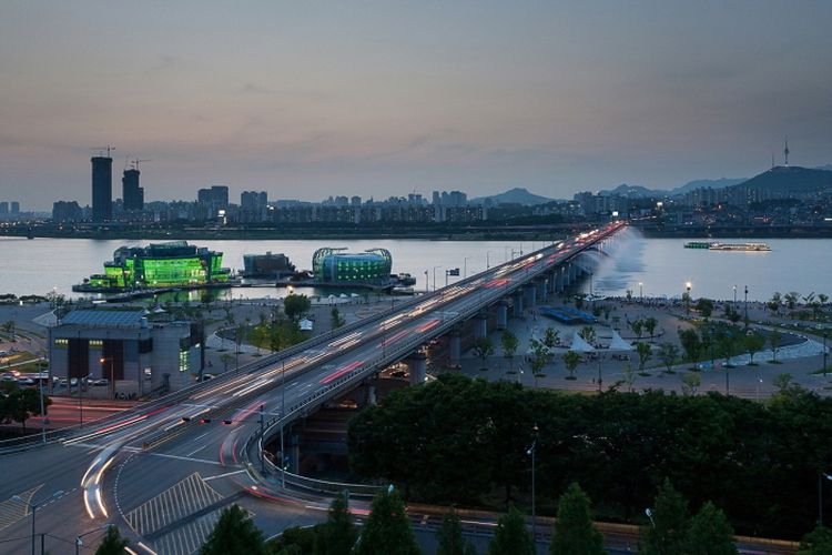 Banpo Hangang Park adalah taman yang terletak di tepi Sungai Han.